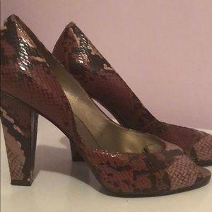 Open-toe snake prints shoes.